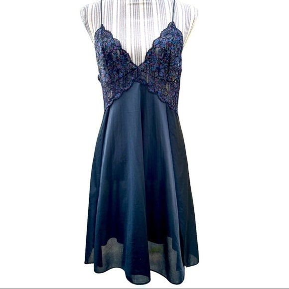 𝅺BARBIZON chemise, size Medium ( no size tag) vintage, iridescent black lace - Picture 1 of 6